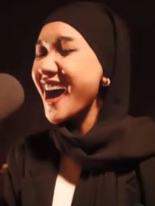 Cita Citata memilih pasmina hitam dipadu atasan warna senada dengan kaus putih sebagai dalaman saat menyanyikan lagu milik Keisya Levronka. (Foto: Instagram/@cita_citata)