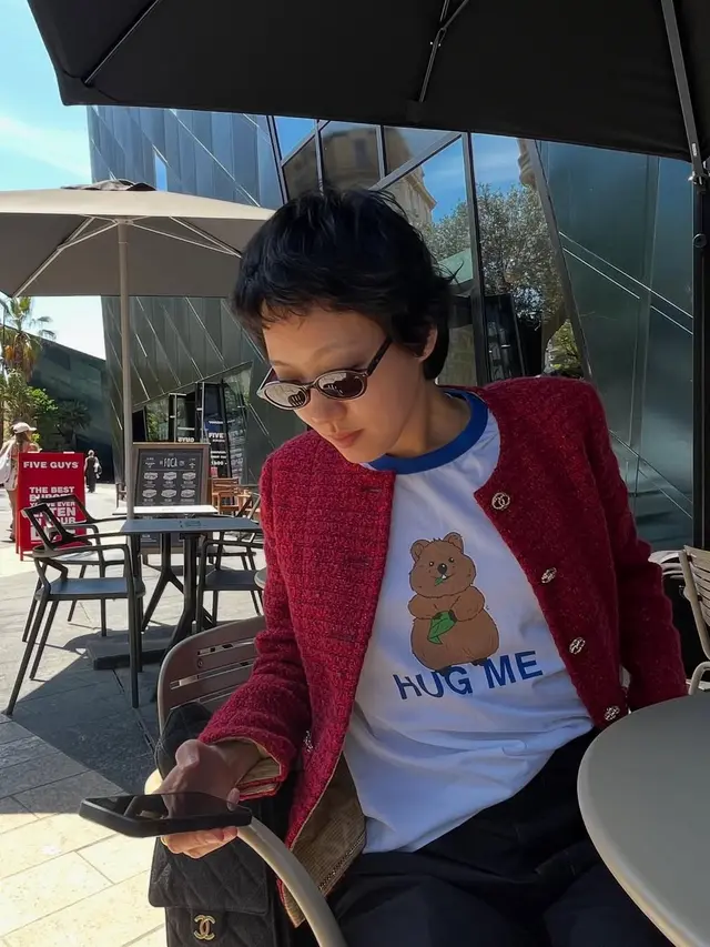 Gaya Rebel Stylish Kim Go Eun Jadi Human Chanel Keliling Italia, Tak Ragu Pamer Wajah Polos Tanpa Makeup