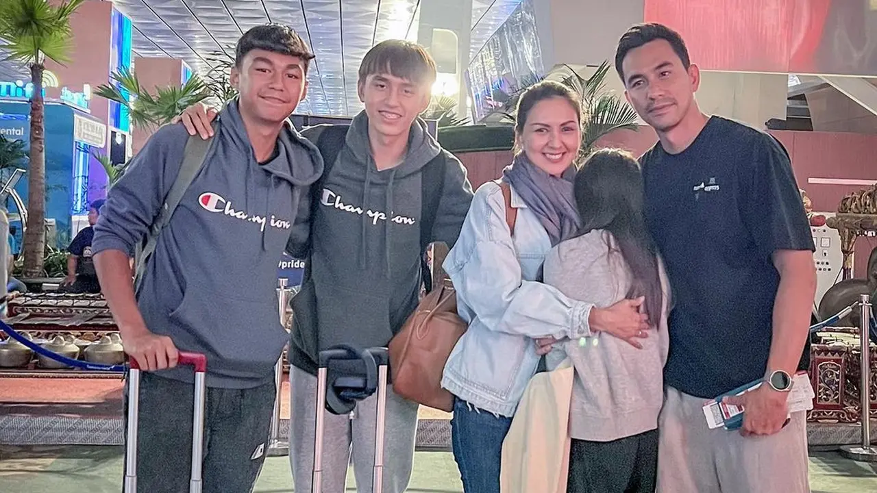 Sabrina, putri bungsu Donna Agnesia dan Darius Sinathrya memberikan pelukan kepada orangtuanya di bandara saat mengantar kedua anak lakinya ke Jerman. (Foto: Instagram/@darius-sinathrya)