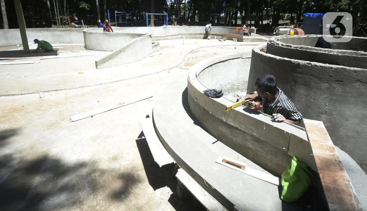 Pekerja menyelesaikan pembangunan taman bermain anak-anak untuk melengkapi fasilitas di Taman Kota 1, Tangerang Selatan, Banten, Selasa (1/12/2020). Kawasan terbuka hijau seluas 7,2 hektare tersebut sebagai tempat rekreasi alam murah meriah. (merdeka.com/Dwi Narwoko)
