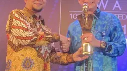 Presdir BCA Jahja Setiaatmadja (kanan) menerima penghargaan Emiten Terbaik 2019 untuk Top Performing Listed Companies 2019 dalam Investor Awards 2019 di Jakarta, Kamis (16/5). BCA diapresiasi sebagai bank yang berhasil menjaga kinerja bisnis dan terbukti unggul. (Liputan6.com/HO/Eko)