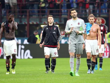 Para pemain AC Milan terlihat sedih usai Laga Seria A di Stadion San Siro,Italia, Senin (05/10/2015). Milah kalah telak 0-4 dari Napoli. EPA/Matteo Bazzi