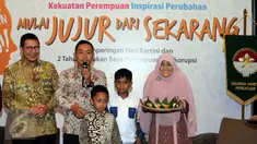 Bupati Batang, Yoyok Riyo Sudibyo (kedua kiri) memberi sambutan saat mendapat kejutan dari istri dan kedua anaknya usai berbicara pada seminar Kekuatan Perempuan Inspirasi Perubahan di Jakarta, Sabtu (23/4/2016). (Liputan6.com/Helmi Fithriansyah)