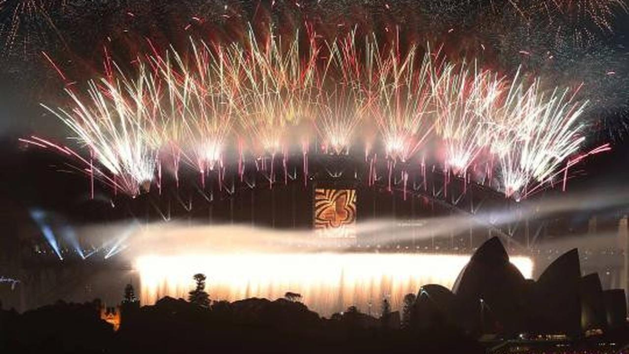 Kembang api diledakkan sebelum pergantian tahun di Sydney