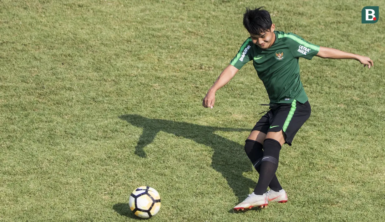 Pemain Timnas Indonesia U-19, Witan Sulaiman, bersiap melepaskan tendangan saat latihan di Lapangan ABC Senayan, Jakarta, Selasa (18/9/2018). Latihan ini merupakan persiapan jelang Piala AFC U-19. (Bola.com/Vitalis Yogi Trisna)