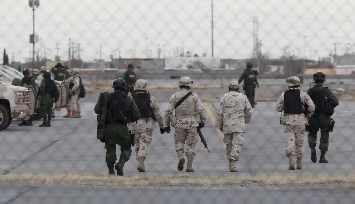 Tentara khusus Meksiko berjaga di bandara jelang ekstradisi gembong narkoba asal Meksiko, Joaquin "El Chapo" Guzman di Ciudad Juarez, Meksiko, (19/1). Guzman pernah melarikan diri dari penjara selama dua kali. (AP Photo/Christian Torres)