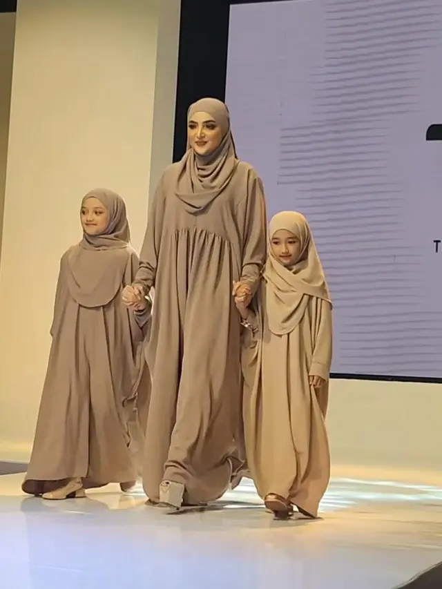 8 Gaya Santun Seleb Hadiri Fashion Show Brand Thariq Halilintar & Harris Vriza, dari Aaliyah Massaid, Azizah Salsha, hingga Marsha Aruan