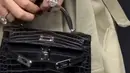 Melengkapi tampilannya dengan membawa mini hand bag warna hitam Hermes. Cincin tunangan mewahnya pun terpangpang nyata.  [@georginagio]