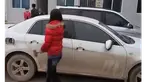Dengan menggunakan palu besar, wanita asal China ini menghancurkan seluruh bagian kaca mobil