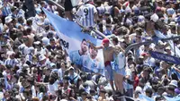 Suporter Timnas Argentina merayakan keberhasilan Lionel Messi dan kawan-kawan menjadi juara Piala Dunia di kota Buenos Aires, Selasa (20/12/2020). (AP Photo/Matilde Campodonico)