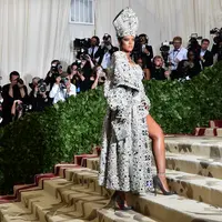 Rihanna di ajang Met Gala 2018. (Hector RETAMAL / AFP)