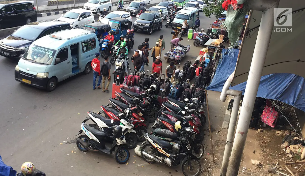 PKL dan parkir liar memadati trotoar serta bahu jalan di kawasan Pasar Senen, Jakarta, Kamis (7/2). Selain mengganggu pejalan kaki, kondisi tersebut juga menghambat arus lalu lintas. (Liputan6.com/Immanuel Antonius)