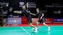 Pebulu tangkis ganda putra Prancis, Eloi Adam/Leo Rossi berusaha mengembalikan kok ke arah pasangan Indonesia, Raymond Indra/Nikolaus Joaquin dalam laga babak 32 besar Indonesia Masters 2026 di Istora, Senayan, Jakarta, Selasa (20/01/2026). (Bola.com/Bagaskara Lazuardi)