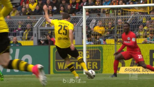 2 gol Borussia Dortmund saat hadapi Eintracht Frankfurt masuk daftar 5 gol terbaik Bundesliga pekan ke-29. This video presented by Ballball.