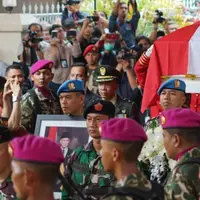 Anggota Pasukan Paspampres membawa jenazah Presiden ke-3 RI Bacharuddin Jusuf Habibie saat prosesi penyerahan jenazah kepada negara di Patra Kuningan, Jakarta, Kamis (12/9/2019). Jenazah BJ Habibie diberangkatkan ke Taman Makam Pahlawan Kalibata untuk dimakamkan. (Liputan6.com/Immanuel Antonius)