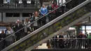 Karyawan mengheningkan cipta selama satu menit untuk memperingati Remembrance Day atau Hari Peringatan di Lloyds of London, Inggris, Jumat (12/11/2021). Remembrance Day adalah hari untuk mengenang jasa para tentara dan pihak-pihak yang berkorban pada Perang Dunia I. (DANIEL LEAL-OLIVAS/AFP)