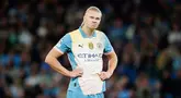 Pemain Manchester City, Erling Haaland, tampak kecewa setelah gagal mencetak gol ke gawang Inter Milan dalam laga Liga Champions di Stadion Etihad, Kamis dini hari (19/9/2024). (AP Photo/Dave Thompson)