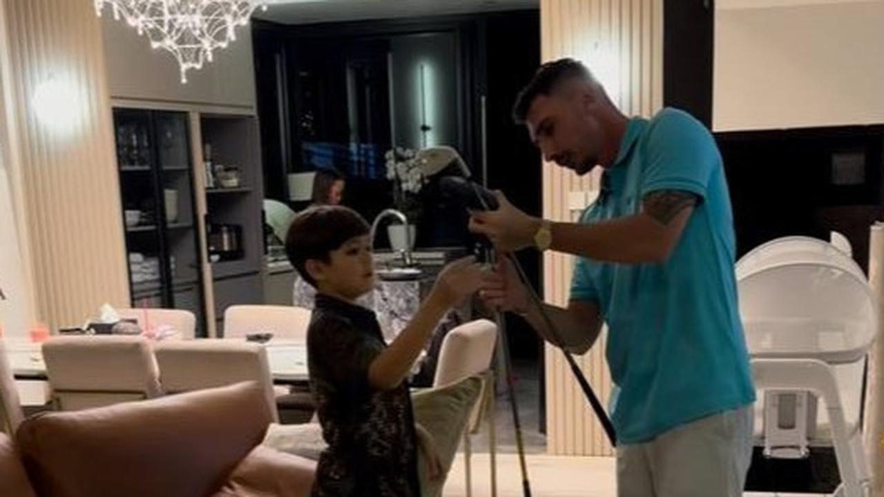 Potret El Barack Anak Jessica Iskandar Belajar Main Golf dari Vincent Verhaag, Akrab Bak Ayah-Anak Kandung