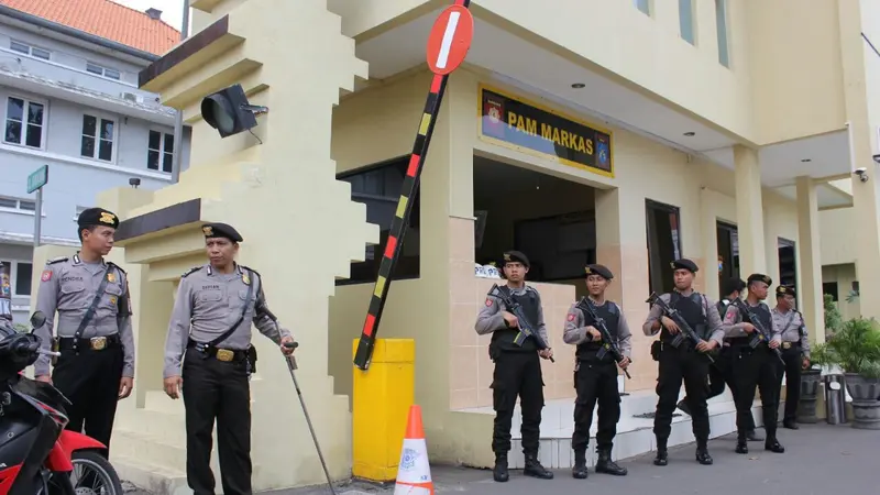 Kejadian teror bom Bandung membuat Polrestabes Surabaya tak ingin kecolongan.