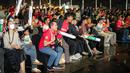 Para suporter Timnas Indonesia menyalakan bersorak saat tim kesayangannya mencetak gol dalam acara MALAMNYA BOLA 2024 dengan agenda utama nonton bersama laga kualifikasi Piala Dunia 2026 antara Timnas Indonesia menghadapi Filipina di area Jakarta International Velodrome, Rawamangun, Selasa (11/6/2024). (Bola.com/Bagaskara Lazuardi)