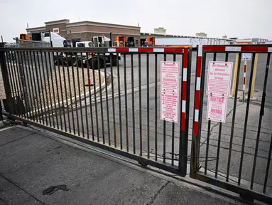Sebuah gerbang terkunci saat truk dan trailer berada di tempat parkir fasilitas Yellow Corp. yang ditutup setelah perusahaan angkutan barang ini menghentikan semua operasinya, di Las Vegas, Nevada, pada31 Juli 2023. (Patrick T. Fallon / AFP)