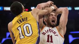 Pemain Indiana Pacers, Domantas Sabonis (kanan) diadang pemain Lakers, Tyler Ennis pada lanjutan NBA basketball game di Staples Center, Los Angeles, (19/1/2018). Lakers menang 99-86. (AP/Kyusung Gong)