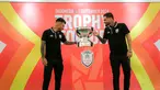 Pemain Borneo FC, Stefano Lilipaly (kiri) dan Diego Michiels mengamati trofi dalam acara Trophy Tour ASEAN Club Championship Shopee Cup 2024 di LOTTE Shopping Avenue, Event Atrium, Jakarta Selatan pada Sabtu (07/09/2024). (Bola.com/Bagaskara Lazuardi)