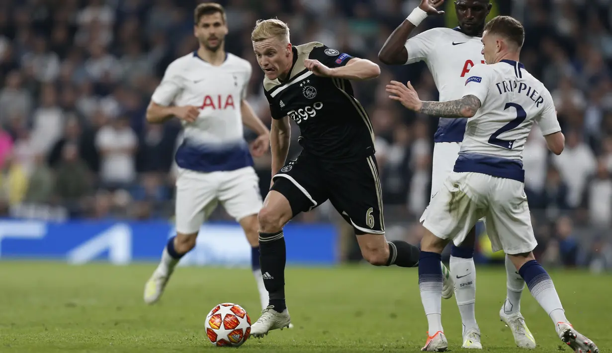 Gelandang Ajax, Donny van de Beek menggiring bola melewati para pemain Tottenham Hotspur pada laga leg pertama semifinal Liga Champions di Stadion Tottenham Hotspur, London pada 30 April 2019. (AFP/Ian Kington)