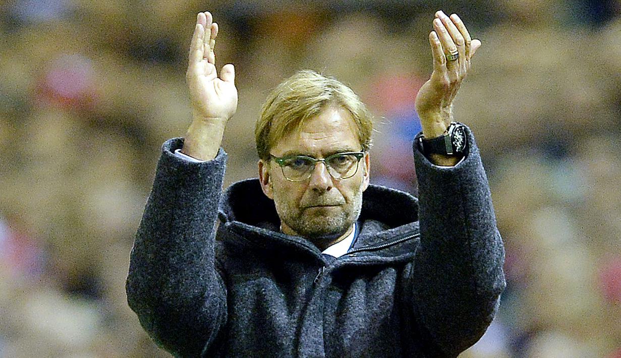 Pelatih Liverpool, Juergen Klopp menyapa para pendukung The Reds pada laga Liga Europa melawan Rubin Kazan di Stadion Anfield, Inggris, Jumat (23/10/2015). (EPA/Peter Powell)