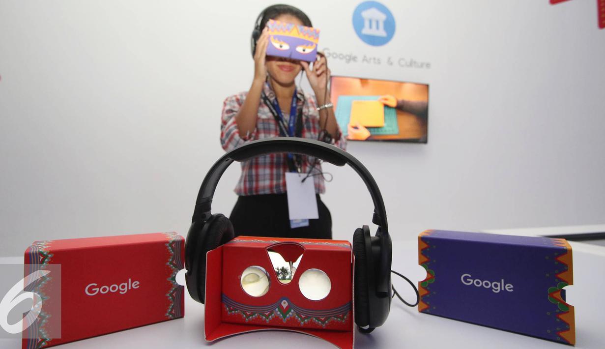 Pengunjung mengintip melalui Google Cardboard saat peluncuran Art Camera dan Google Cardboard di Museum Nasional, Jakarta, Kamis (27/10). Google Arts & Culture adalah teknologi yang menyajikan Museum Ruang Digital. (Liputan6.com/Immanuel Antonius)