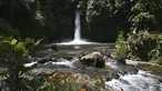 Orang-orang mengunjungi Air Terjun Sengkuang, salah satu tempat wisata di Kepahiang, Provinsi Bengkulu pada 1 Mei 2021. Air Terjun Sengkuang masih sangat indah, asri serta suasana lokasi tersebut masih sunyi dan cocok untuk pengunjung yang ingin mencari ketenangan. (ADEK BERRY / AFP)