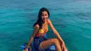 Penampilan Shenina Cinnamon saat liburan di Pulau Seribu tampak begitu santai. Ia terlihat mengenakan tank top bermotif bunga yang dipadukan dengan hot pants. Gayanya saat duduk di atas perahu terlihat keren. (Liputan6.com/IG/@shenacinnamon)