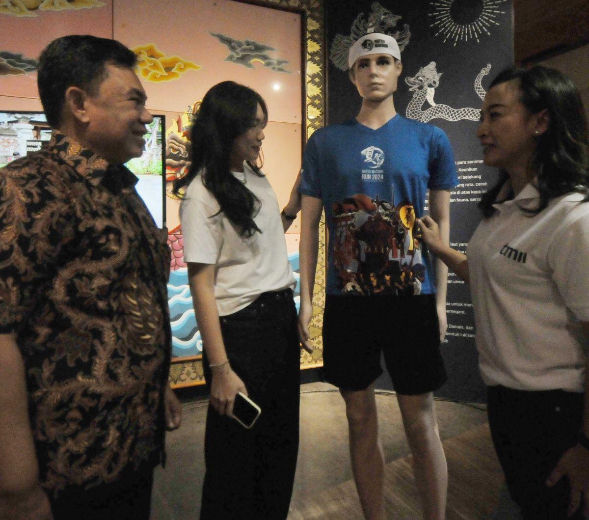 Direktur Utama Asri Pro Andi Sadrudin Rohardian (kiri), Vp Marketing Communications TMII Erika Silviana, Direktur Komersial TMII Ratri Paramita (Kanan) yang hadir dalam kegiatan itu menunjukkan kostum Natsu Matsuri Run TMII 2024 di Museum Indonesia TMII, 
