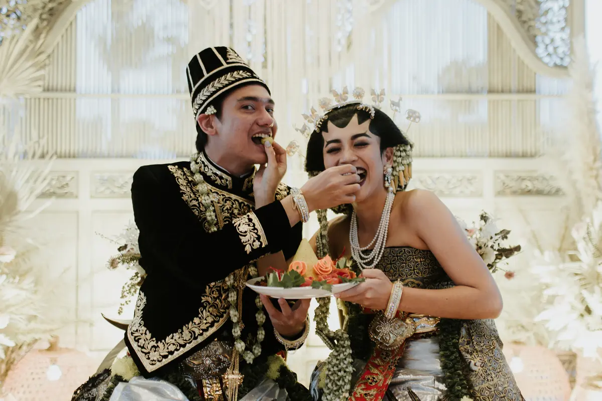 Adipati Dolken resmi nikahi Canti Tachril