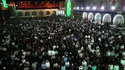 Ribuan umat Syiah Irak berkumpul memadati masjid Imam Musa al-Kadzim di distrik utara ibukota Irak, Kadhimiya (11/4). Musa al-Kazhim adalah putra dari Imam ke-6, Ja'far ash-Shadiq. (AFP Photo/Ahmad al-Rubaye)