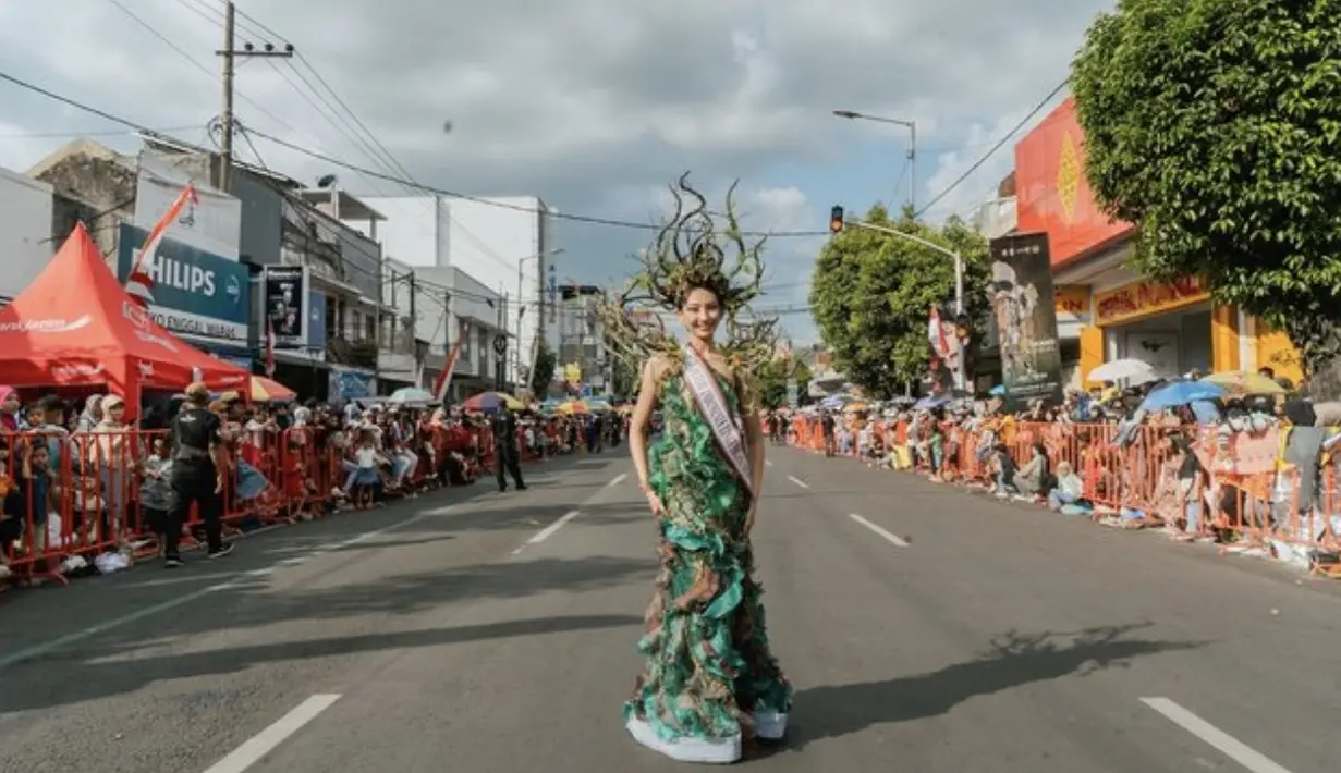 Sophie Kirana, Miss International Indonesia 2024, dengan gaun berwarna hijau yang fenomenal. Dengan aksen hiasan kepala yang begitu unik. [Foto: instagram/ Sophie kirana]