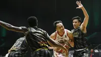 Pebasket Pelita Jaya, Muhammad Hardian Wicaksono (tengah) berusaha melewati pebasket West Bandits Solo pada laga seri I IBL 2022 di Hall Basket GBK, Jakarta, Jumat (21/01/2022). Pelita Jaya menang dengan skor 87-81. (Bola.com/M Iqbal Ichsan)