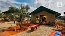 Pekerja menyelesaikan pembangunan penambahan ruang isolasi di Rumah Lawan COVID (RLC) Serpong, Tangerang Selatan, Kamis (11/2/2021). Pembangunan berkonsep Tenda Glamour Camping itu bertujuan menambah kapasitas RLC untuk karantina pasien COVID-19 sebanyak 160 tempat tidur. (Liputan6.com/Angga Yuniar)