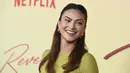 Camila Mendes tersenyum saat tiba di pemutaran perdana film "Do Revenge," di Netflix di Vine TUDUM Theater di Los Angeles, California, Rabu, 14 September 2022. Mendes memamerkan perutnya yang kencang dengan atasan bergaya bustier jala hijau. (Photo by Jordan Strauss/Invision/AP)