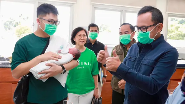 Kado Natal Istimewa dari Kemendagri: Bima Serahkan Dokumen Kependudukan Lengkap untuk Bayi Lahir 25 Desember