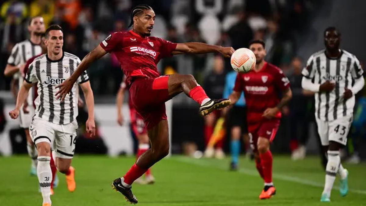 Pernah Gagal di Klub Premier League! Liverpool Disebut Sepakat Rekrut Bek Tengah Sevilla Ini