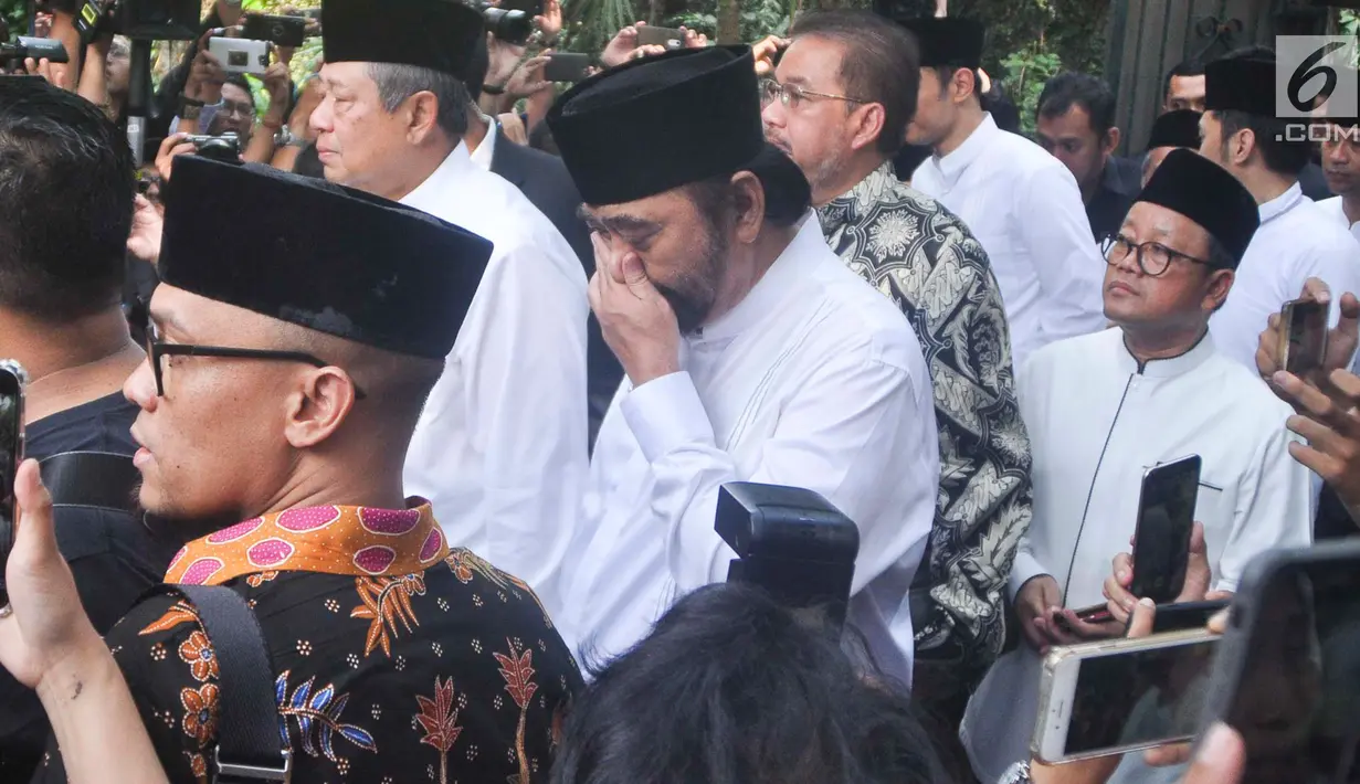 Ketua Umum Partai Nasdem Surya Paloh menghadiri persemayaman Ani Yudhoyono di Puri Cikeas, Bogor, Jawa Barat, Minggu (2/6/2019). Sejumlah tokoh terus berdatangan jelang pemakaman istri presiden ke-6 RI Susilo Bambang Yudhoyono (SBY) tersebut. (Liputan6.com/Immanuel Antonius)