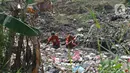 Sejumlah petugas DLH mendorong sampah yang memenuhi Kali Busa untuk dikeruk menggunakan ekskavator di Tambun Utara, Kabupaten Bekasi, Jawa Barat, Jumat (10/9/2021). Pengerukan sampah ditargetkan selesai selama dua hari dan selanjutnya dipindahkan ke TPA Burangkeng. (Liputan6.com/Herman Zakharia)