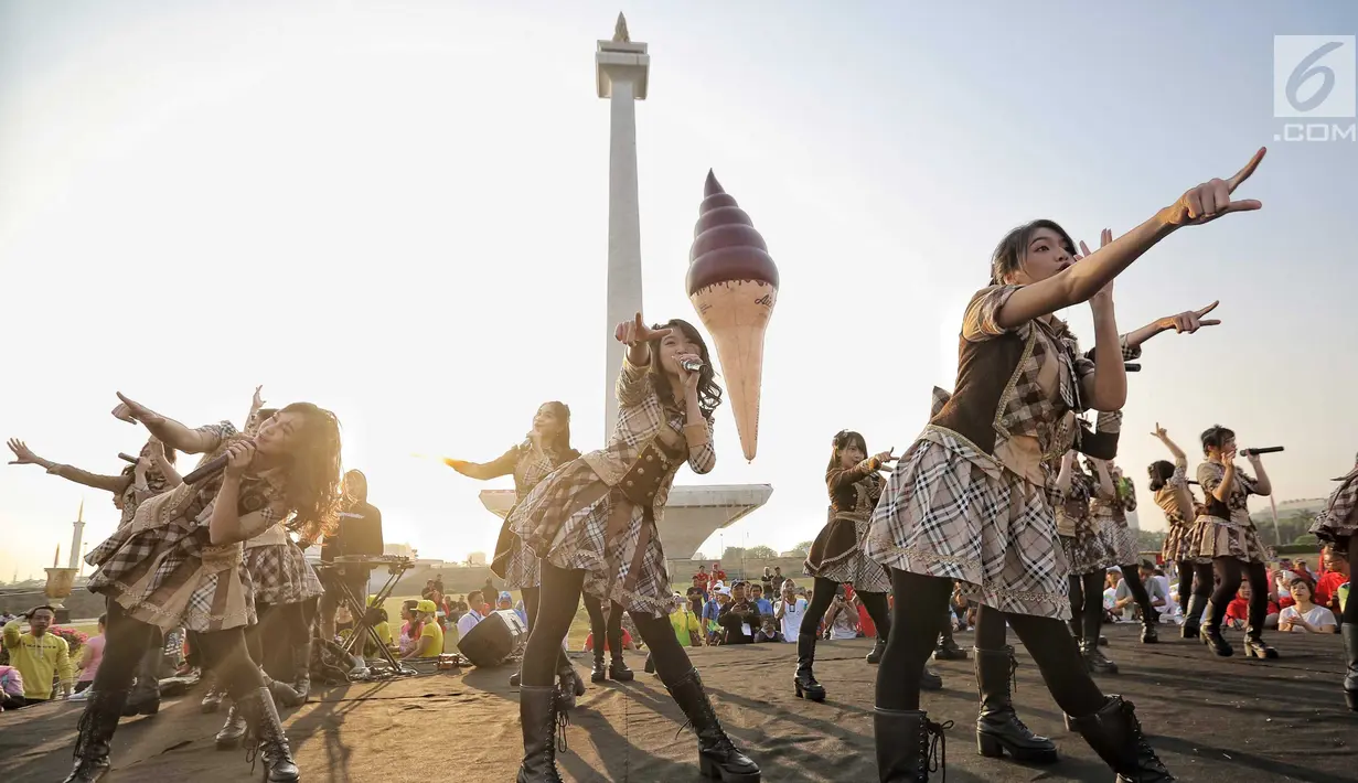 Girlband JKT48 saat tampil dalam acara puncak Kirab Obor Asian Games 2018 di Monas, Jakarta, Sabtu (18/8). Obor Asian Games 2018 diarak dari Monumen Nasional (Monas) menuju Stadion Utama Gelora Bung Karno (SUGBK). (Liputan6.com/Faizal Fanani)