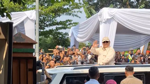 Presiden Prabowo Subianto menghadiri peringatan Hari Pendidikan Nasional (Hardiknas) 2025 di SDN Cimahpar 5 Bogor, Jawa Barat, Jumat (2/5/2025).