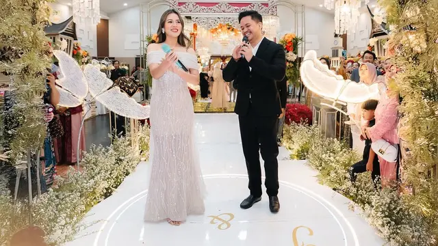 Raisa saat nyanyi di kondangan pakai dress putih . [@artmospoto]