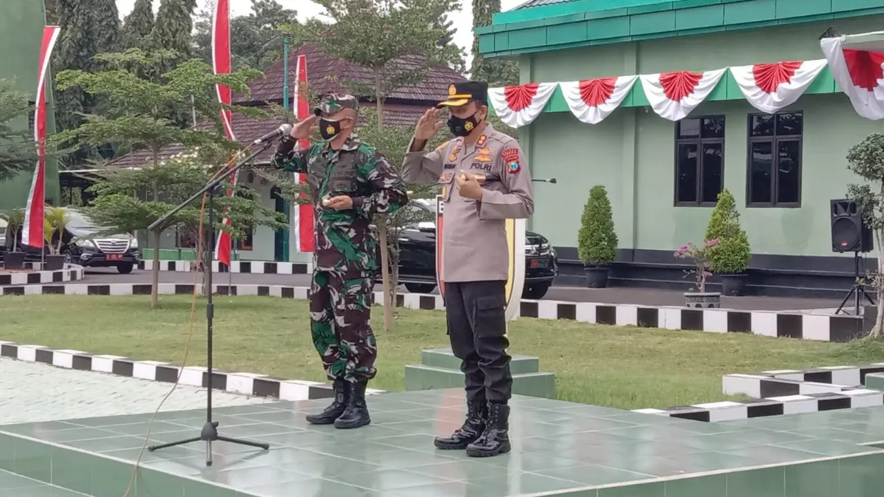 Dandim 0811 Tuban ketika memberikan arahan terkait pentingnya tempat isolasi terpadu bagi pasien Covid-19. (Liputan6.com/Ahmad Adirin)