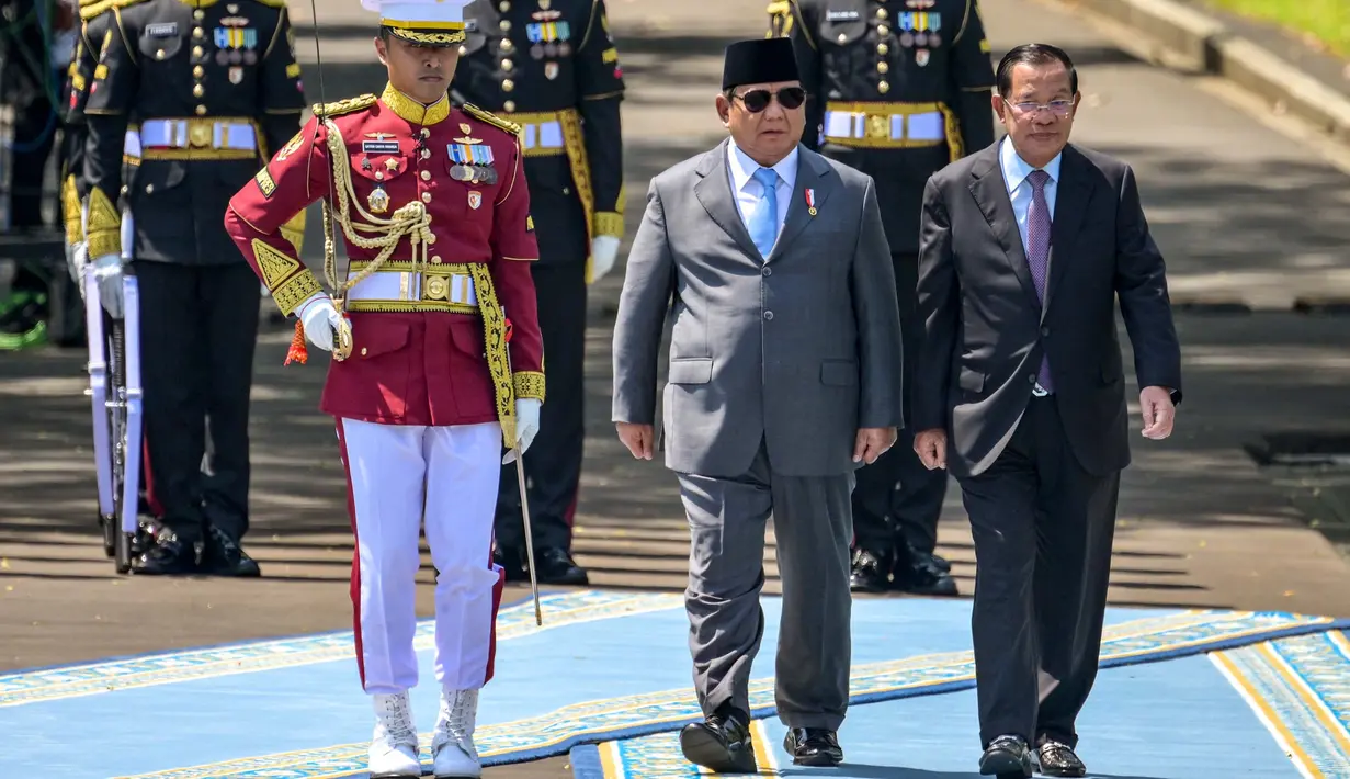 Kedatangan Presiden Senat Samdech Akka Moha Sena Padei Techo Hun Sen disambut upacara kenegaraan. (BAY ISMOYO/AFP)