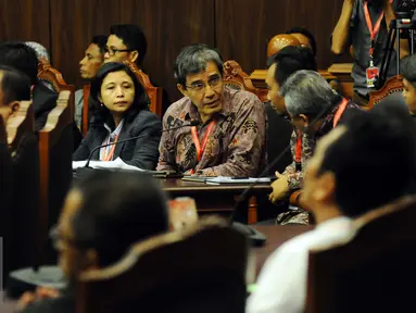 Komisioner KPU, Hadar Nafis Gumay (tengah) menghadiri sidang pembacaan putusan gugatan perkara perselisihan hasil Pilkada 2015 oleh Mahkamah Konstitusi di gedung Mahkamah Konstitusi, Jakarta, Senin (18/1/2016). (Liputan6.com/Helmi Fithriansyah)