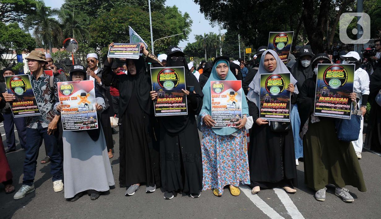 Diantaranya, bubarkan Al Zaytun, tangkap Panji Gumilang, usut pendanaan Al Zaytun, dan menuntut Majelis Ulama Indonesia (MUI) untuk segera mengeluarkan Fatwa Sesat terhadap ajaran Panji Gumilang. (merdeka.com/Imam Buhori)